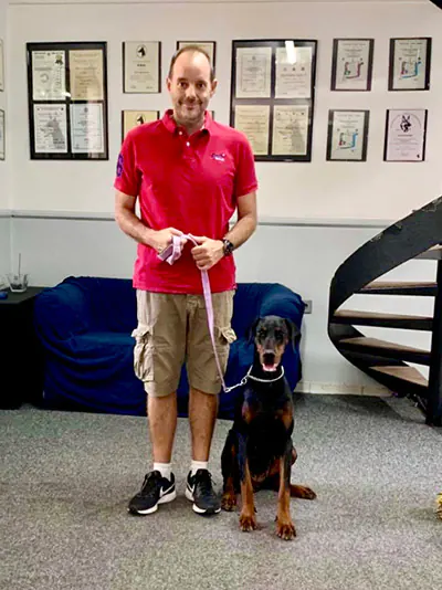 Θέμης Νικολάου εκπαιδεύει σκύλο ράτσας Doberman